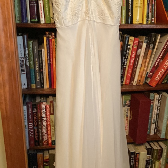 Wedding dress- simple A-line shape with spaghetti straps. - Picture 6 of 7